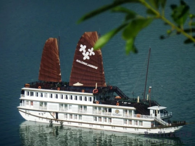 Jasmine Cruise - Vietnam Cruise & Travel Experiences | BusTicketVN - Slide 1