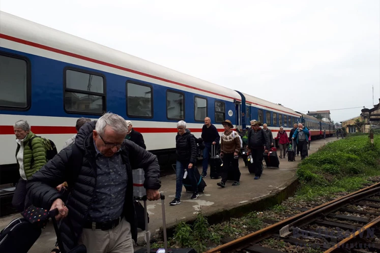 Orient Express train Hanoi to Sapa - Private service - Slide 3