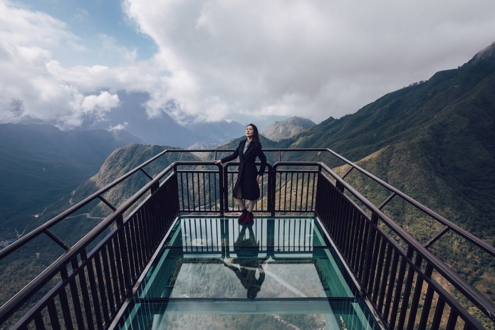 The Dragon Cloud Glass Bridge tourist